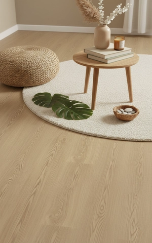 Pavimento vinílico premium ARKITEK de tom carvalho natural em sala de estar moderna.