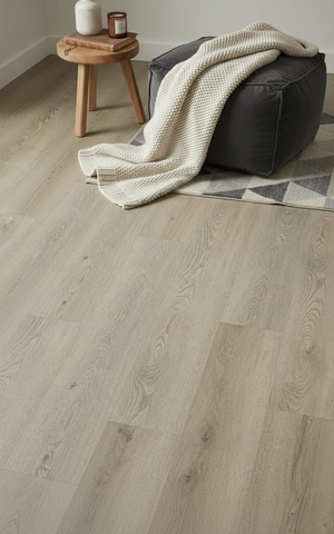 Criança a brincar sobre pavimento vinílico ARKITEK térmico e confortável.