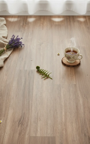 Pavimento vinílico SPC ARKITEK 100% resistente à água aplicado em cozinha moderna.